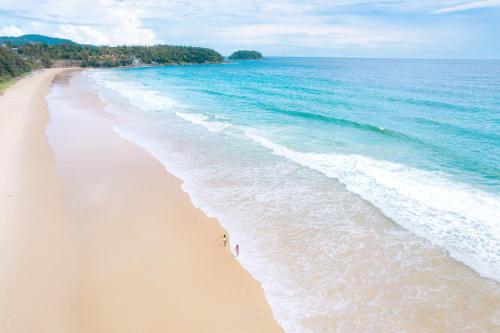 卡伦海滩Thavorn Palm Beach Resort Phuket的享有海滩和大海的空中景致
