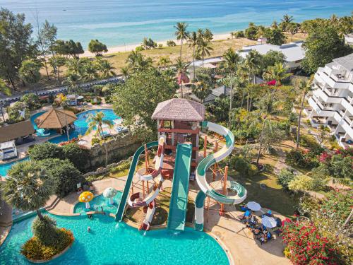 卡伦海滩Thavorn Palm Beach Resort Phuket的水上公园空中景观及水滑梯