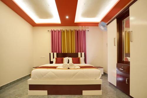 安巴拉瓦亚尔Loreal Luxury Holiday villa的卧室配有一张床