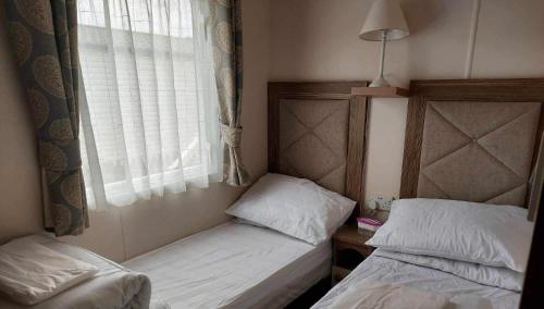 布里恩149 Holiday Resort Unity 3 bed Entertainment passes included的小型客房 - 带2张床和窗户