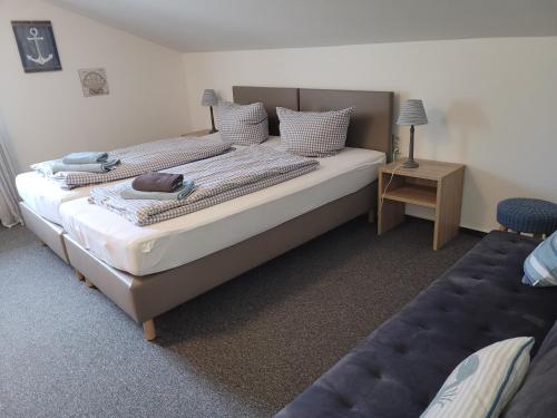 SchönwaldPension Turm的一间卧室配有一张大床和蓝色的沙发