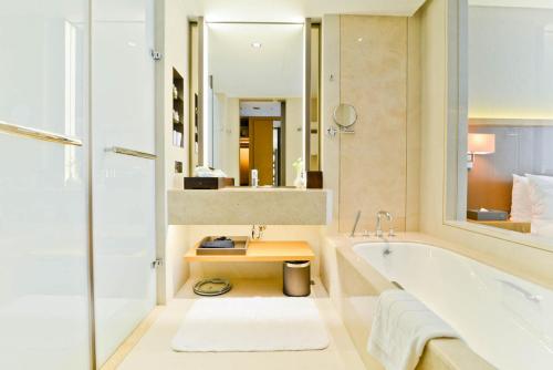 台中市台中千禧酒店的带浴缸和盥洗盆的浴室