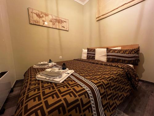 塞萨洛尼基Diamond的一间卧室配有两张带毛巾的床
