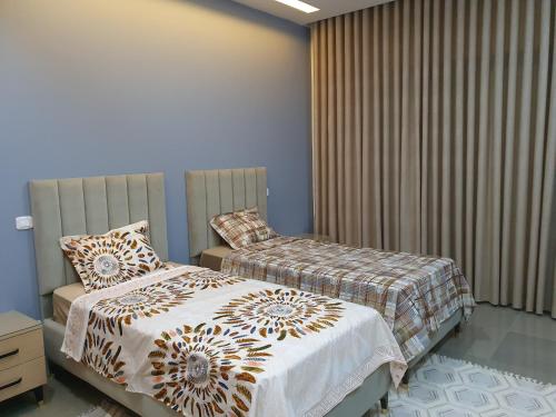 哈马马特Comfystay的一间卧室设有两张床和窗户。