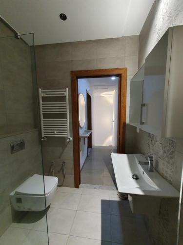 哈马马特Comfystay的一间带水槽、卫生间和淋浴的浴室