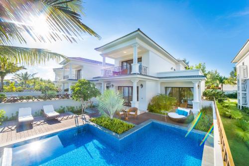 岘港Danang Marriott Resort & Spa, Non Nuoc Beach Villas的享有带游泳池的别墅的空中景致