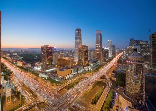 北京北京中国大饭店（香格里拉管理）的城市夜间交通景观