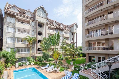内罗毕Eldon Suites & Apartments的公寓大楼设有游泳池和庭院。