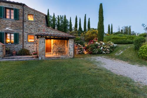 科尔托纳Mulino a Vento的一座石头房子,设有花园和车道