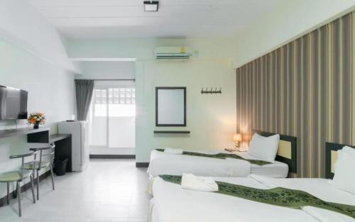 莱卡邦B9 Airport Resident的酒店客房设有三张床和一张桌子