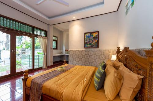 乌布Rahayu Hanoman Ubud的一间卧室,卧室内配有一张大床