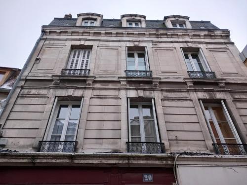 欧塞尔Passage de l'Horloge的城市街道上一座带窗户的古老建筑