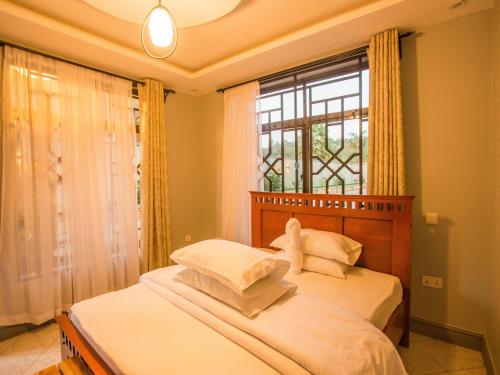 NgateuMedan Hotel的一间卧室设有两张床和窗户。