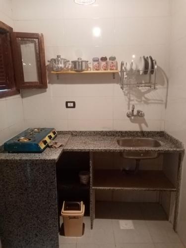 达哈布بيت مازن的厨房配有水槽和台面