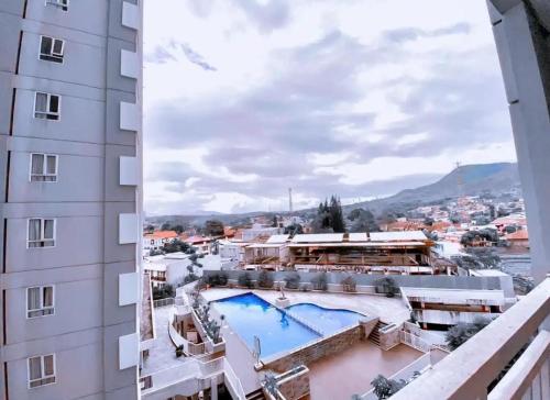 BatulicinMugiwara Hotel&Apartment的从带游泳池的大楼的阳台上可欣赏到风景