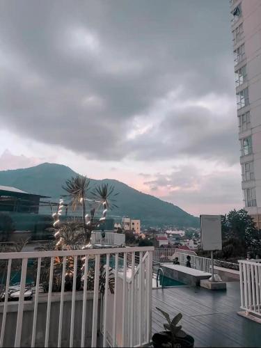 BatulicinMugiwara Hotel&Apartment的从大楼的阳台上可欣赏到风景