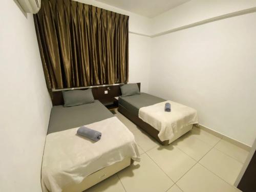 卢穆特MARINA HEIGHTS HOTEL 3 BEDROOMS SWIMMING POOL VIEW LUMUT MANJUNG的小房间设有两张床和窗户