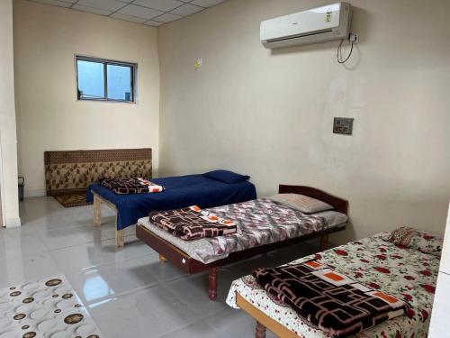 德瓦尔卡Gauri Villa的一间医院间,配有两张床和空调