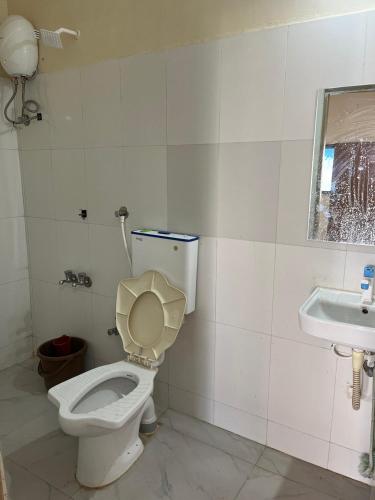德瓦尔卡Gauri Villa的一间带卫生间和水槽的浴室