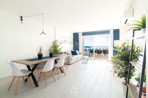 萨洛Mediterranean Way - Rits的客厅配有桌椅