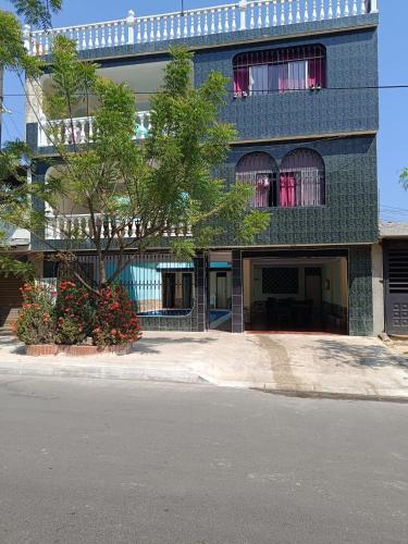 梅尔加Cambulos House的前面有棵树的蓝色建筑