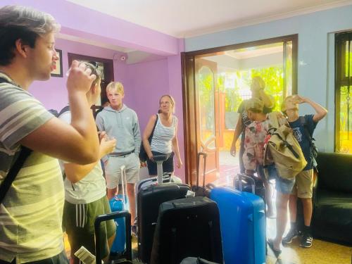 阿鲁沙绿山酒店 的一群人站在一个有行李的房间