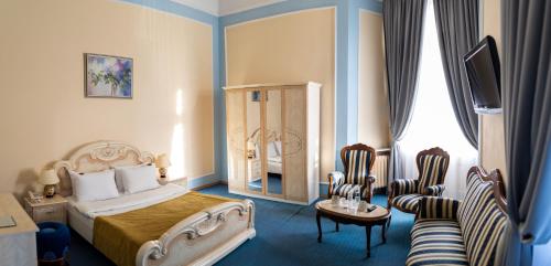 利沃夫乔治酒店的配有一张床和一把椅子的酒店客房