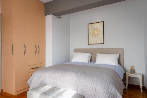 拉夫蒂港Porto Rafti Hideaway的一间卧室配有一张大床和一个抽屉