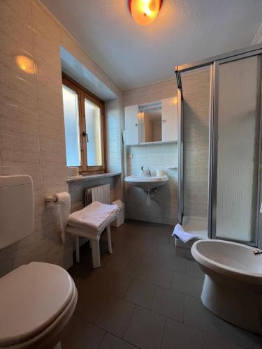 科涅翁德扎纳酒店的带淋浴、卫生间和盥洗盆的浴室