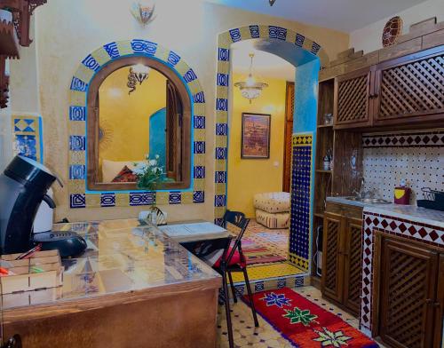 丹吉尔Dar Sandra Moroccan Tiny House的一间厨房,内设一个柜台和镜子