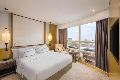河内河内美利亚酒店的酒店客房设有一张床和一个大窗户