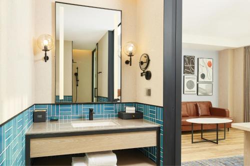 南通南通海门福朋喜来登酒店的一间带水槽和镜子的浴室