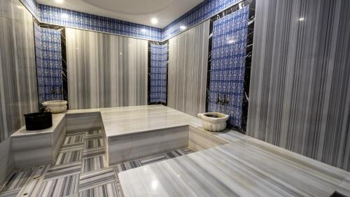 安塔利亚Mai İnci Otel的一间设有两个卫生间的浴室