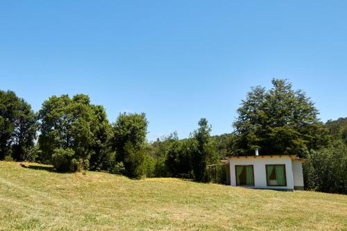 拉戈朗科Casa de campo的草山顶上的一个小房子