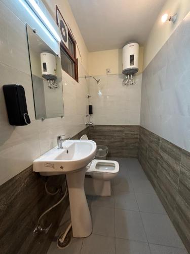 德拉敦Hotel Royal Orbit的一间带水槽和卫生间的浴室
