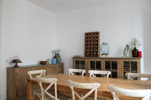 埃里塞拉Casa dos Cucos的一间带木桌和椅子的用餐室