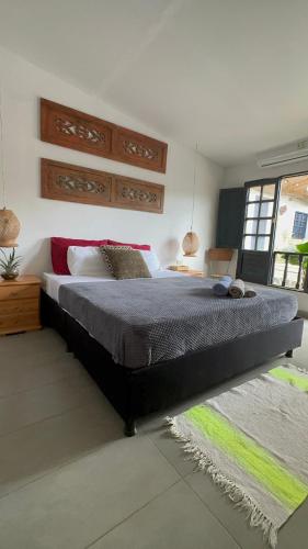 帕洛米诺HOTEL RENASCI PALOMINO的一间卧室设有一张大床和一个窗户。