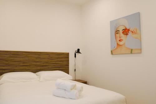 埃里塞拉Casa dos Cucos的一间卧室配有两张床,一张女人的照片