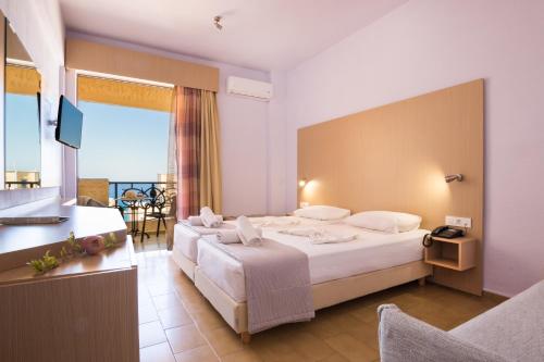 卡尔帕索斯亚特兰蒂斯酒店的酒店客房设有两张床和电视。