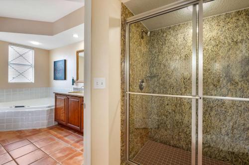 奥兰多Hilton Vacation Club Grande Villas Orlando的带淋浴和浴缸的浴室