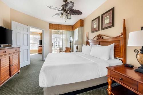 奥兰多Hilton Vacation Club Grande Villas Orlando的卧室配有一张白色大床和电视。