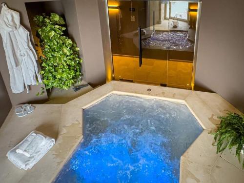 莫尔费塔DOGANA RESORT的享有上方景色,设有带淋浴和蓝色水的浴室
