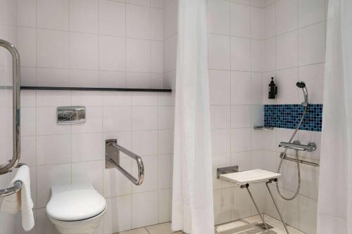 布拉迪斯拉发Vienna House Easy by Wyndham Bratislava的一间带卫生间和淋浴的浴室