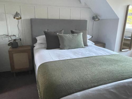 法尔茅斯Falmouth Bay的卧室配有一张带白色床单和枕头的大床。