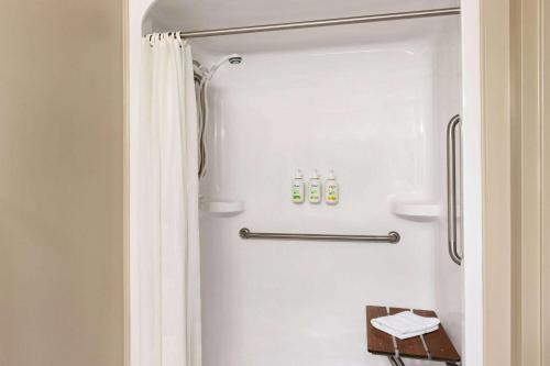 巴瑟斯特Atlantic Host Hotel, Trademark Collection by Wyndham的带淋浴的浴室和冰箱