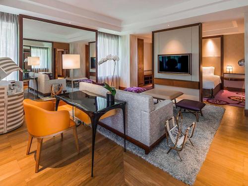 新加坡Sofitel Singapore Sentosa Resort & Spa的客厅配有沙发和桌子