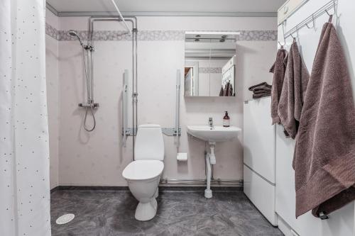 莫拉Rödluvan的一间带卫生间和水槽的浴室