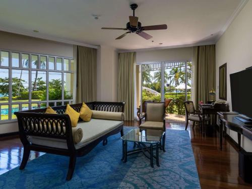 功孟海滩Sofitel Krabi Phokeethra Golf and Spa Resort的客厅配有沙发和桌子