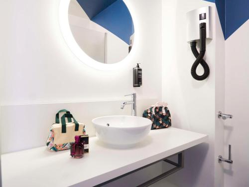 土伦土伦中心港宜必思尚品酒店的浴室设有白色水槽和镜子