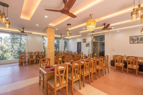 HawālbāghBluSalzz Collection - Binsar Eco Resort, Binsar - Uttarakhand的宴会厅配有木桌和椅子